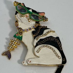 If You’re A Cat Lover That Loves Lots Of Glitz And Detail, This Pin Is For You!